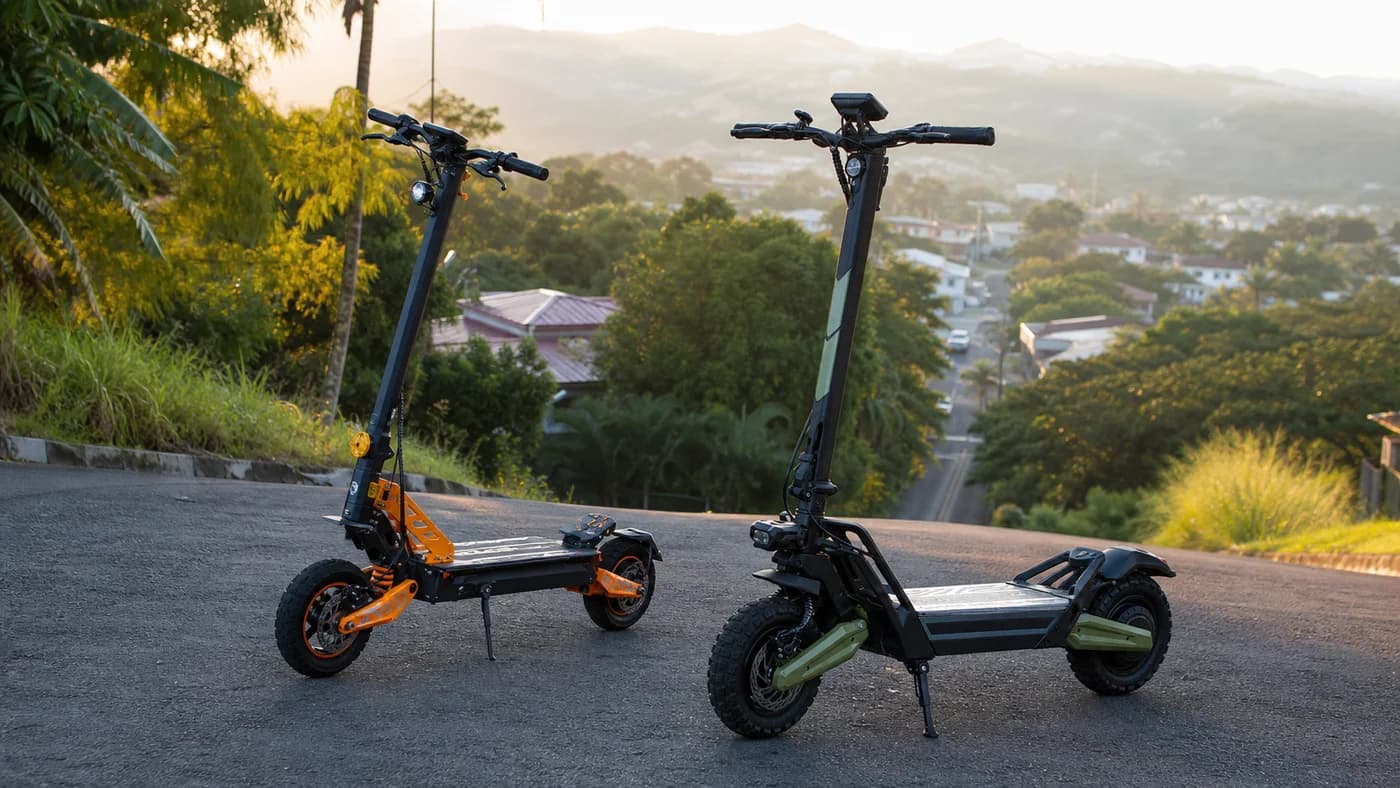 E-Scooter G3 Formula y OKAI ESM4 estacionados juntos frente a una cuesta de Costa Rica