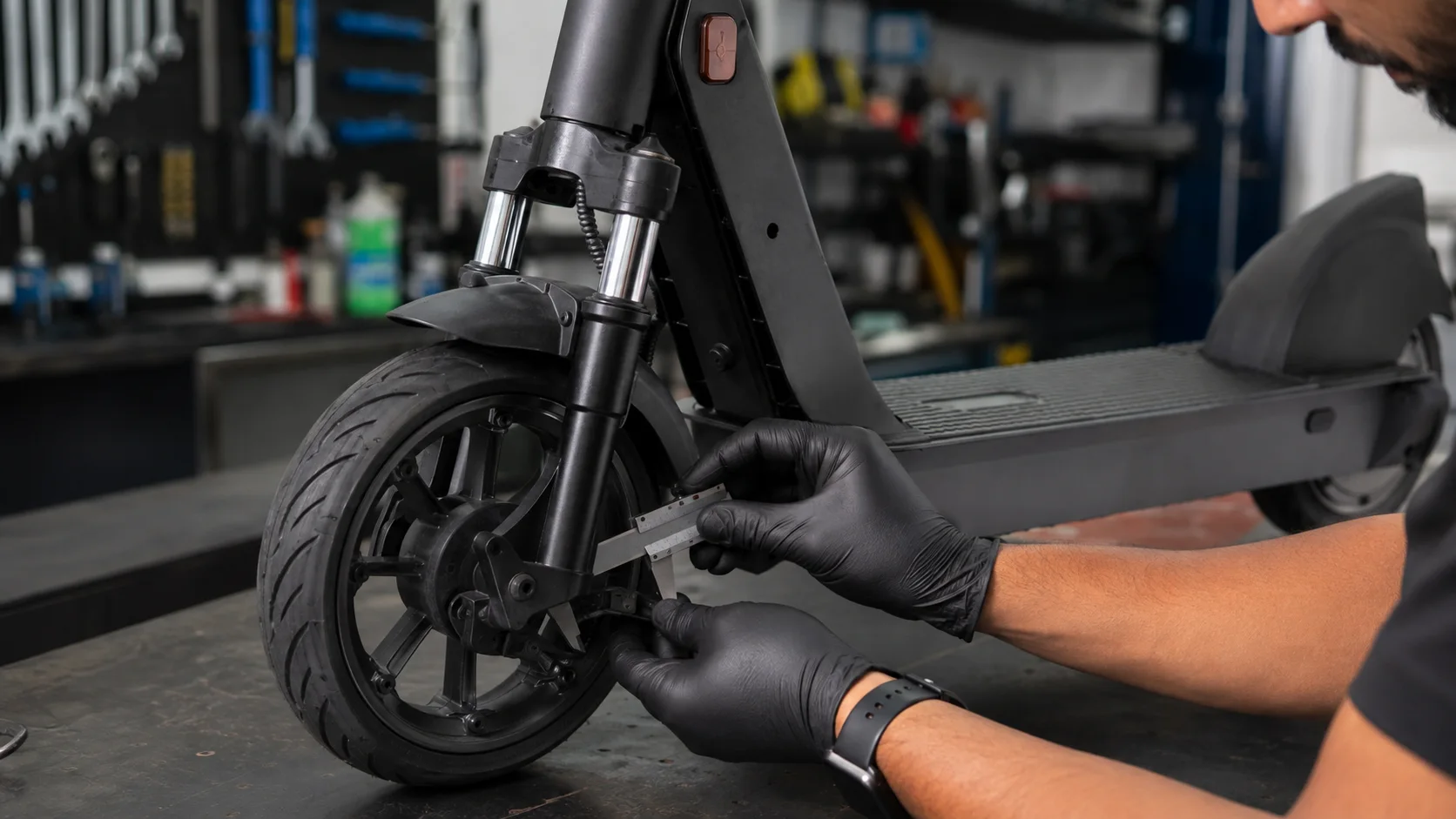 Medición del desgaste de frenos y llanta en un scooter OKAI
